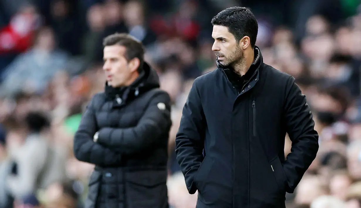 <p>Pelatih Arsenal, Mikel Arteta, mengamati permainan anak asuhnya saat melawan Fulham pada laga pekan ke-20 Liga Inggris 2023/2024 di Craven Cottage, Minggu (31/12/2023). Gol Fulham dipersembahkan Raul Jimenez dan Bobby De Cordova-Reid. Sementara gol Arsenal dicetak Bukayo Saka. (AFP/Adrian Dennis)</p>