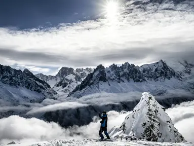Seorang atlet freeride siap beraksi di pegunungan Mont Blanc, Chamonix, Prancis, (4/2/2016). (AFP/Jeff Pachoud)