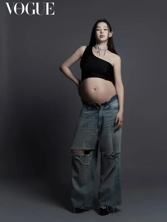 <p>Salah satu pemeran extreme job ini tampil memesona dengan perut besarnya mengenakan one shoulder hitam dipadukan ripped jeans. Dan aksesori kalung silvernya.&nbsp;@voguekorea/Jungwook Mok</p>
