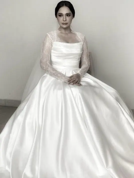 Pada saat pemberkatan, Raquel menambahkan long sleeve dengan material lace pada gaunnya.  [@@loka.mata]