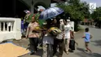 Proses pemakaman seorang ibu dan anaknya yang masih balita korban truk blong di Bumiayu berlangsung mengharukan.