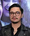 Dua karakter yang bertolak belakang harus diperankan dalam film terbarunya. Dalam film London Love Story 3, Derby Romero memerankan seorang dokter. (Deki Prayoga/Bintang.com)