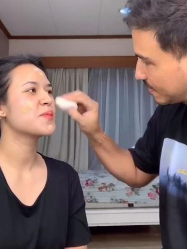 Aksi kocak Hamish Daud diminta Raisa mendandaninya.  (Sumber: Instagram/@raisa6690)