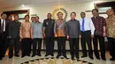 Ketua DPR RI Marzuki Alie (tengah), didampingi sejumlah Gubernur dan Walikota daerah kepulauan usai memaparkan RUU Provinsi Kepulauan, di Kompleks Parlemen Senayan, Jakarta, Kamis (6/10). RUU tersebut akan menjadi prioritas DPR RI disahkan menjadi UU pada