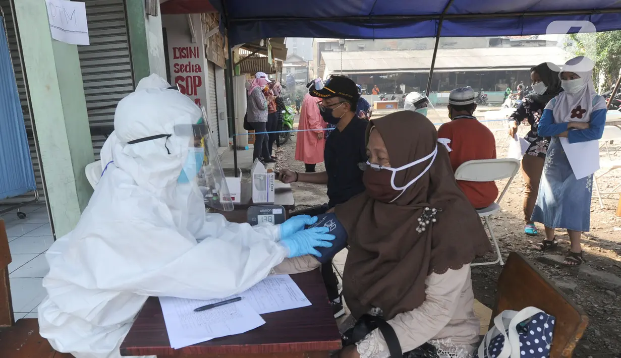 Suasana tes swab Covid-19 kepada para pedagang  di Pasar Sayur Cipulir, Jakarta Selatan, Kamis (25/6/2020). Kegiatan yang dilakukan kepada puluhan pedagang dan warga seputar pasar ini dalam rangka memutus mata rantai penyebaran penyakit corona. (merdeka.com/Arie Basuki)