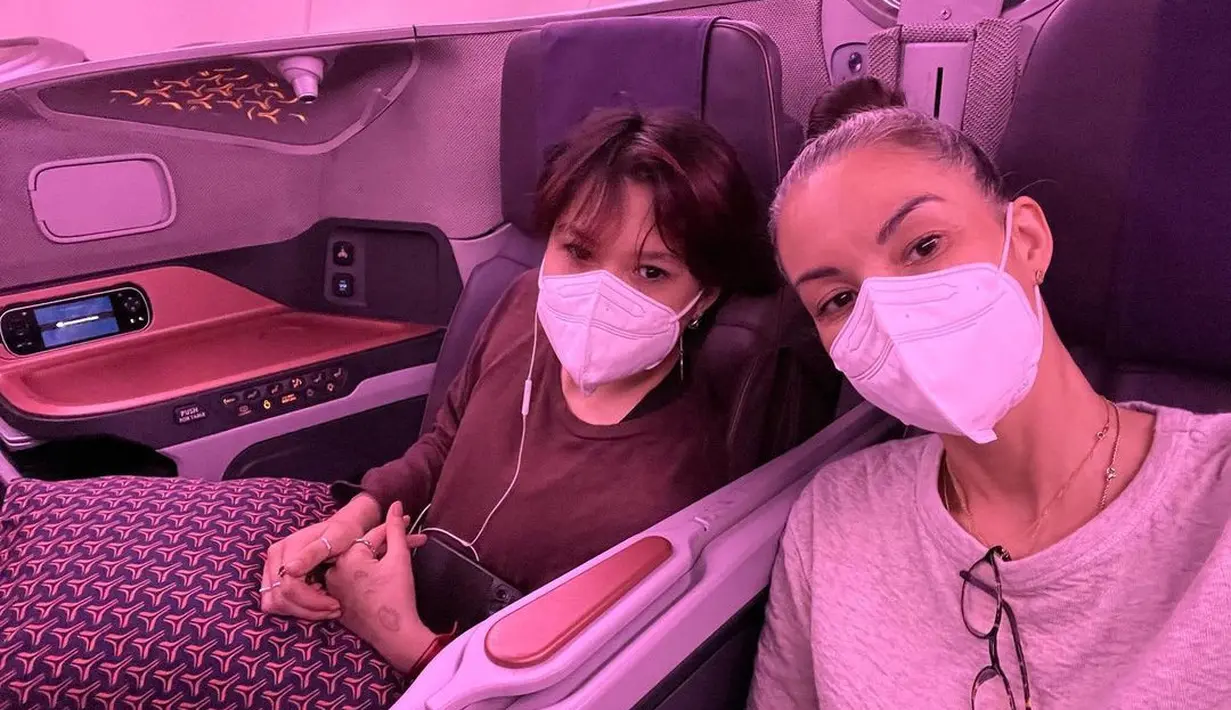 Penampilannya yang kasual sangat inspiratif, Nadya yang juga mendalami ilmu wellness memperlihatkan tampilan dirinya yang natural. (Foto: Instagram/ Nadya Hutagalung)