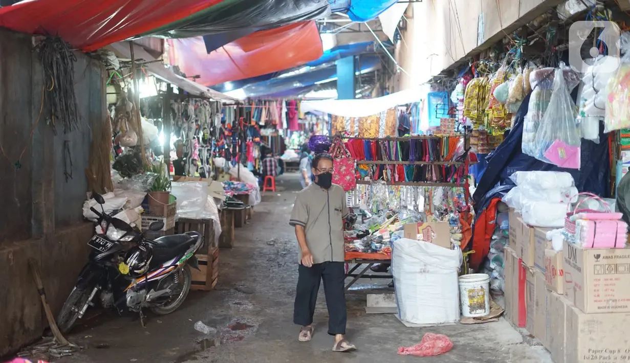 Warga mengenakan masker saat beraktivitas di Pasar Minggu yang kembali buka setelah penutupan selama tiga hari, Jakarta, Selasa (23/6/2020). Sebelumnya, Pasar Minggu ditutup sementara setelah tiga pedagang dinyatakan positif COVID-19. (Liputan6.com/Immanuel Antonius)