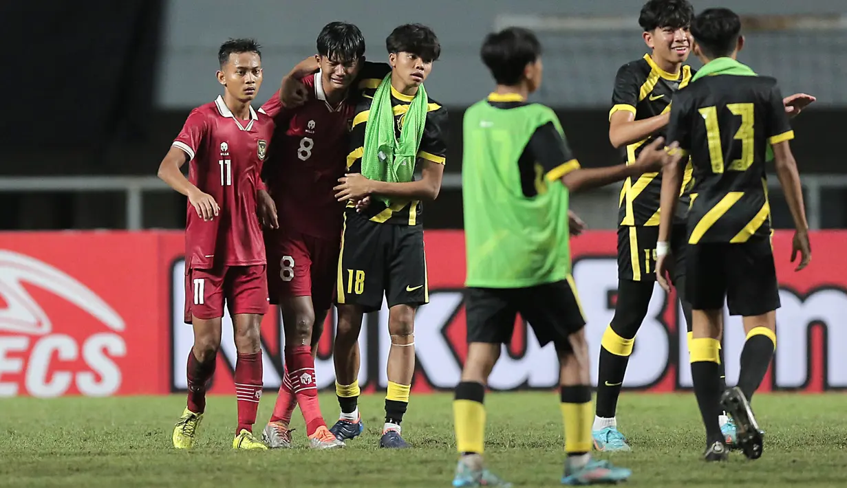 Sejumlah pemain Malaysia U-17 pun langsung memberikan semangat kepada Kaka usai pertandingan. (Bola.com/Ikhwan Yanuar)