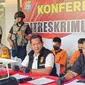 Konferensi pers pengungkapan pencurian dengan modus pecah kaca mobil di Polda Riau. (Liputan6.com/M Syukur)