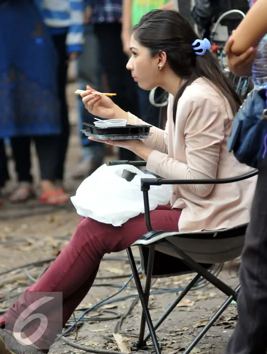 Jessica Mila menikmati makan siang saat istirahat di sela-sela syuting sinetron Ganteng-Ganteng Serigala di kawasan Buperta Cibubur, Jakarta, Rabu (22/7/2015). (Liputan6.com/Panji Diksana)
