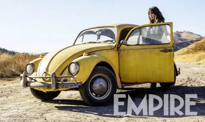 Hailee Steinfeld menaiki mobil Bumblebee di film baru Transformers. (Empire)