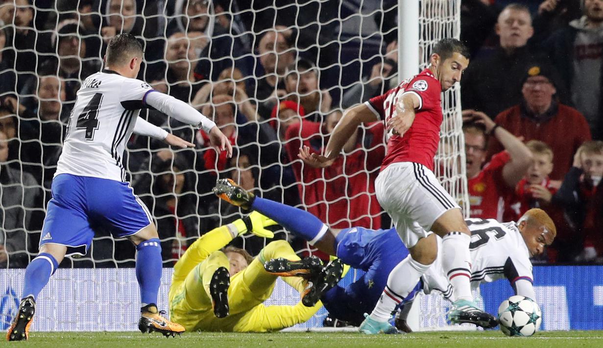 Pemain Manchester United, Henrikh Mkhitaryan mencoa melewati adangan para pemain Basel pada laga grup A Liga Champions di Old Trafford, Manchester, (12/9/2017). MU menang 3-0. (AP/Frank Augstein)