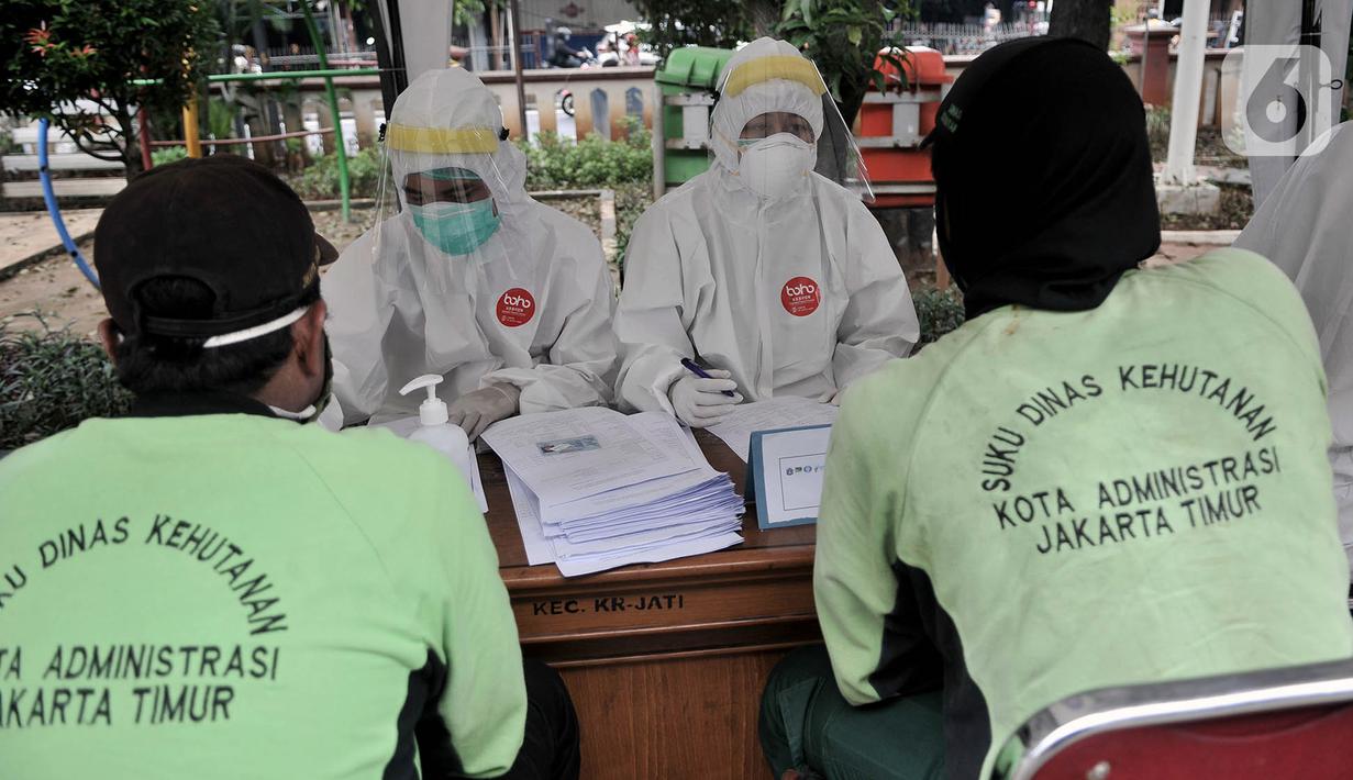 Petugas medis mendata peserta sebelum menjalani tes swab COVID-19 di Kantor Kecamatan Kramat Jati, Jakarta, Selasa (16/6/2020). Puskesmas Kecamatan Kramat Jati menggelar tes swab bagi seluruh pegawai instansi pemerintahan untuk memutus rantai penyebaran COVID-19. (merdeka.com/Iqbal Nugroho)