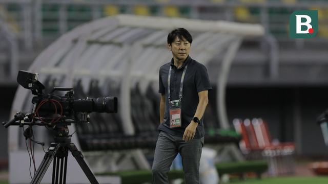 Foto: Momen Shin Tae-yong Cek Kondisi Lapangan Jelang Kick-off Timnas Indonesia Kontra Hong Kong di Kualifikasi Piala Asia U-20
