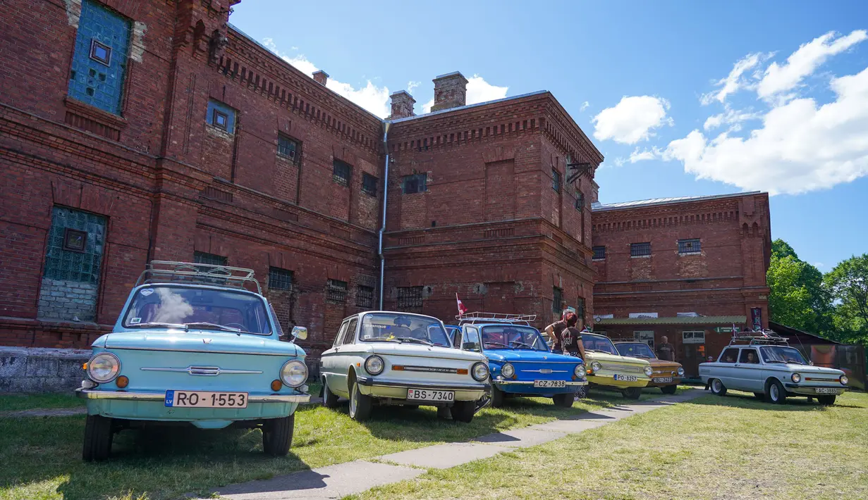 Deretan mobil antik dipamerkan dalam sebuah festival yang diadakan di Karosta di Kota Liepaja, Latvia, pada 14 Juni 2020. (Xinhua/Janis Laizans)