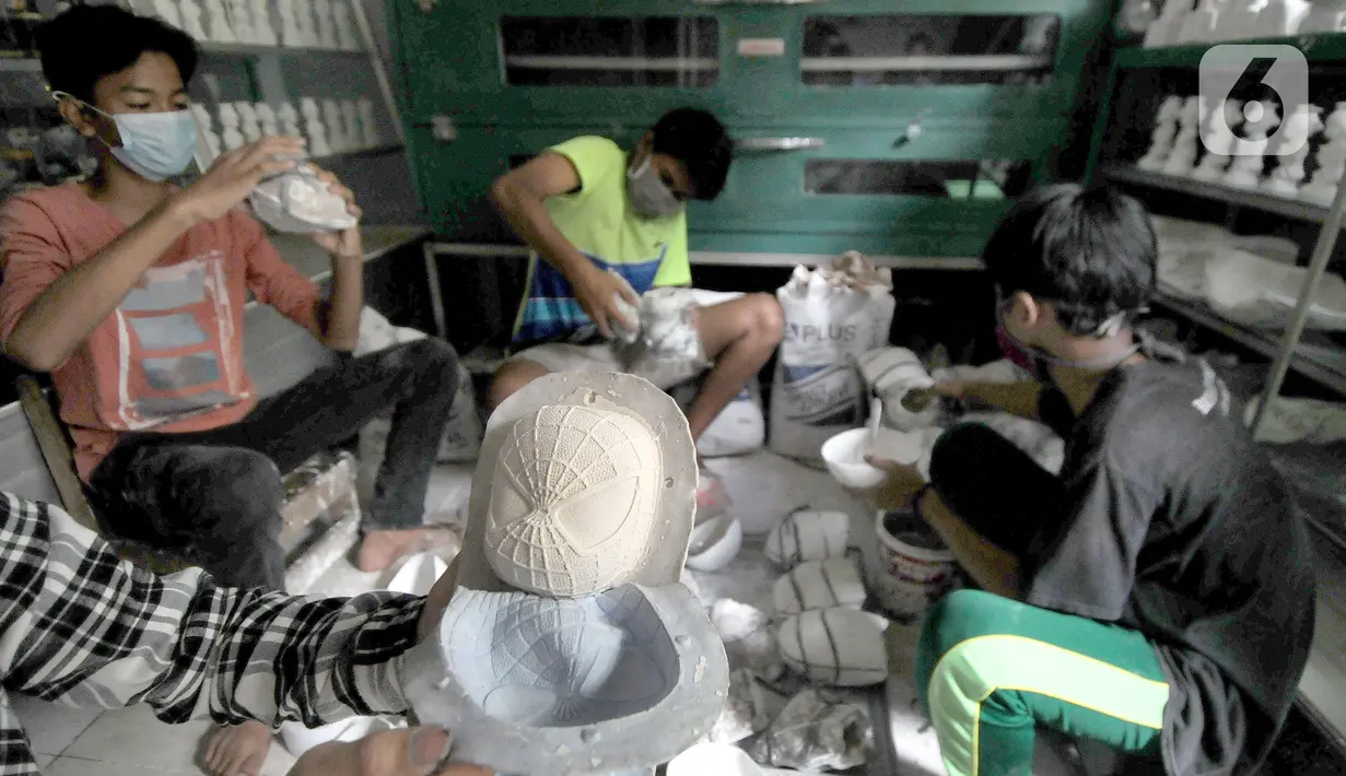 Pekerja membuat boneka berkarakter kartun di Saung Art Gallery, Pondok Cabe, Tangerang Selatan, Banten, Kamis  (25/3/2021). Selain menjadi sarana edukasi, boneka berbahan gipsum yang dapat digunakan sebagai celengan ini dijual dengan harga Rp 20 ribu-Rp 40 ribu per buah. (merdeka.com/Arie Basuki)