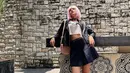 Perempuan keturunan Indonesia, Mesir dan China ini memang gayanya selalu kece. Saat berpenampilan dengan wig pink, gaya Susan sangat menawan. Ia berpenampilan seperti ini karena perankan karakter series berjudul Kenapa Gue. (Liputan6.com/IG/@susansameeh)