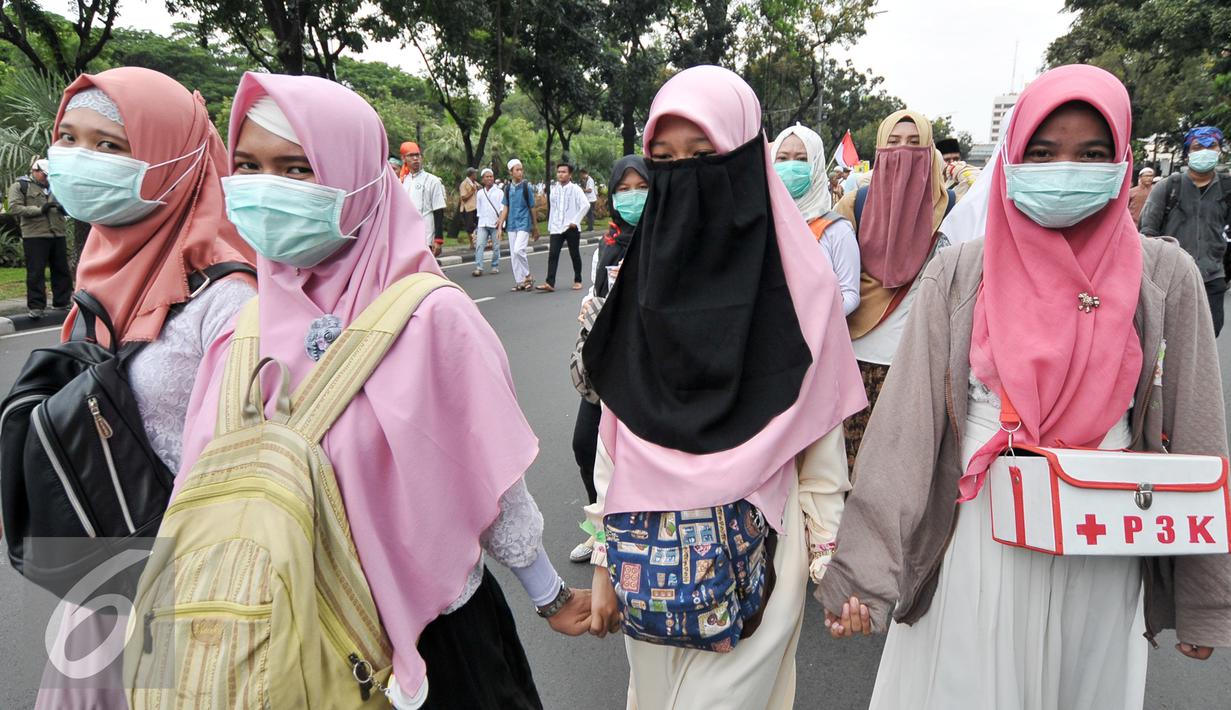 Relawan yang terdiri dari beberapa perempuan membawa kotak P3K untuk membantu para demonstran, Jakarta, Jumat (4/11). Relawan kesehatan ini siaga bantu para demonstran yang kelelahan atau sakit saat aksi demo. (Liputan6.com/Yoppy Renato)