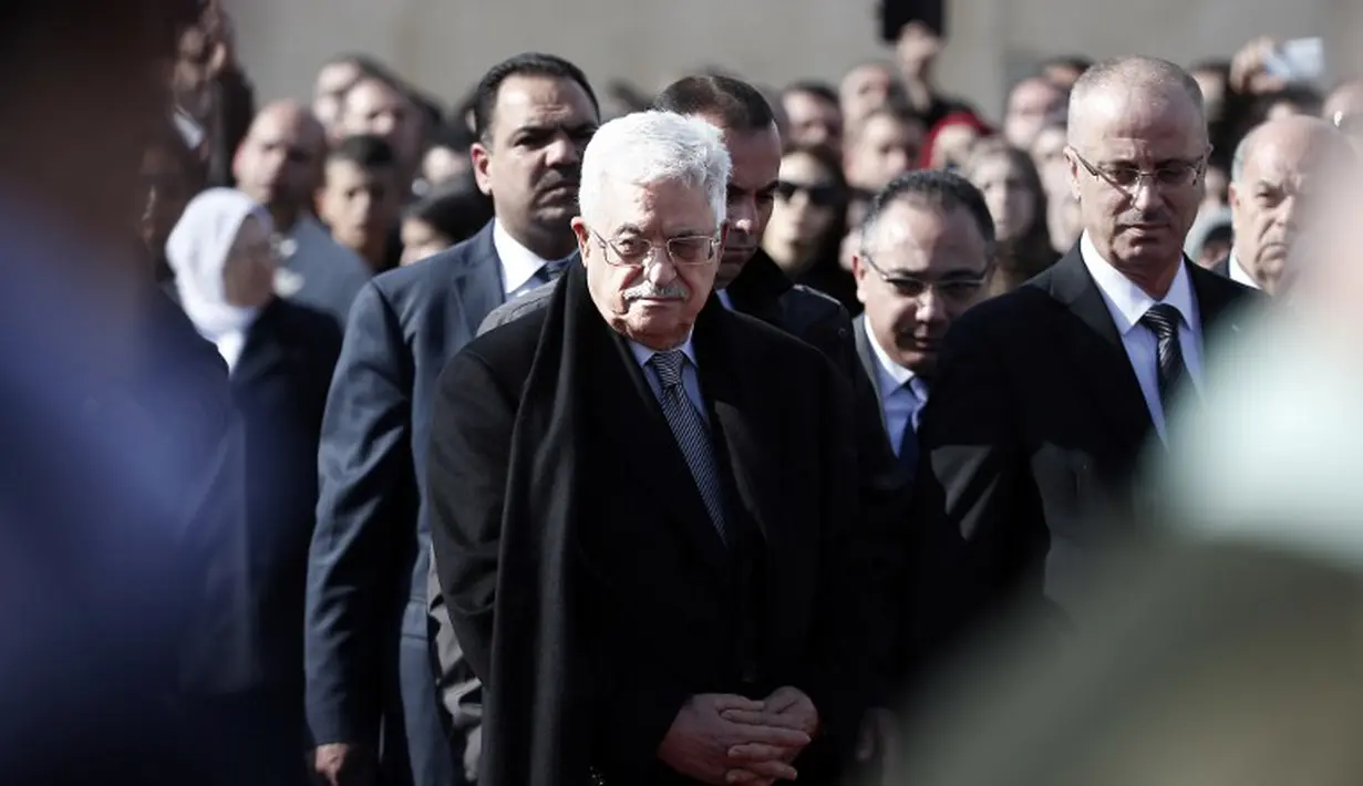 Presiden Palestina, Mahmoud Abbas (tengah), saat menghadiri pemakaman Abu Ein yang dibunuh tentara Isreal, Kamis (11/12/2014). (AFP PHOTO/Thomas Coex)