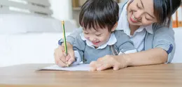 Salah satu aktivitas sederhana namun bermakna yang bisa kamu coba adalah membuat kindness notes bersama anak. [Dok/freepik.com/jcomp]