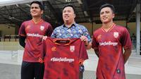 Dua pemain Persis, Okky Derry (kiri) dan Gufroni Al Ma'ruf (kanan), mengenakan jersey latihan terbaru bersama pemilik DJ Sport, Dimas Yustisia, di Stadion Sriwedari, Solo (5/2/2020). (Bola.com/Vincentius Atmaja)