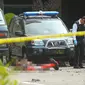 Polisi memeriksa jenazah seorang yang diduga sebagai pelaku bom bunuh diri di Mapolrestabes Medan, Sumatera Utara, Rabu (13/11/2019). Satu orang terduga pelaku bom bunuh diri tewas di lokasi kejadian. (ATAR/AFP)