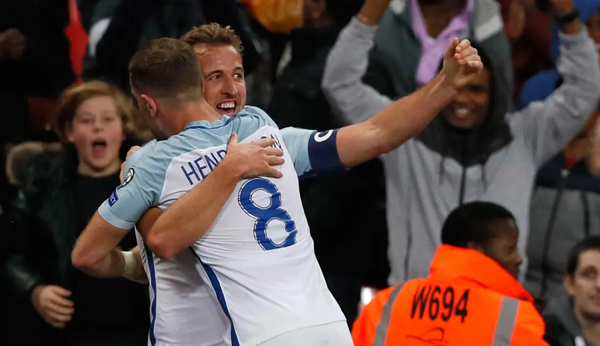 Penyerang Inggris, Harry Kane melakukan selebrasi usai mencetak gol ke gawang Slovenia pada kualifikasi Piala Dunia 2018 di stadion Wembley, London, (5/10). Gol tunggal Harry Kane antar Inggris menang 1-0 atas Slovenia. (AP Photo / Kirsty Wigglesworth)