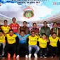 Kapolri, Jenderal Tito Karnavian (tengah belakang) berfoto bersama punggawa Bhayangkara FC saat peluncuran tim di Jakarta. Senin (10/4). Bhayangkara FC akan mengarungi Liga 1 Indonesia musim 2017. (Liputan6.com/Helmi Fithriansyah)