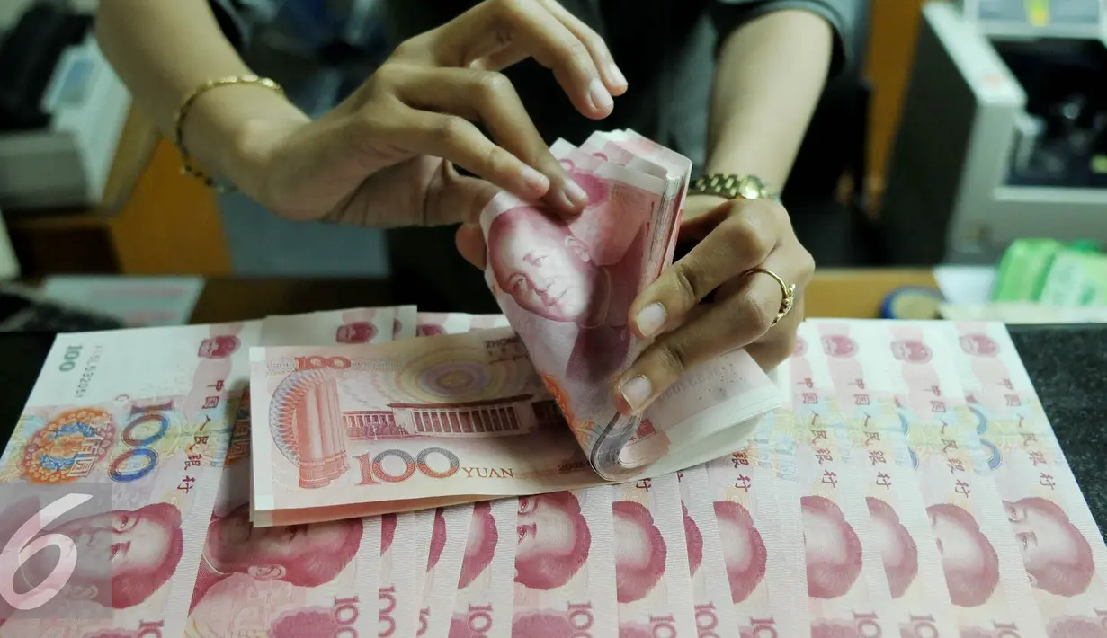 Petugas menghitung uang pecahan 100 Yuan, Jakarta, Kamis (13/8/2015). Biang kerok keterpurukan kurs rupiah dan sejumlah mata uang negara lain adalah kebijakan China yang sengaja melemahkan (devaluasi) mata uang Yuan. (Liputan6.com/Johan Tallo)