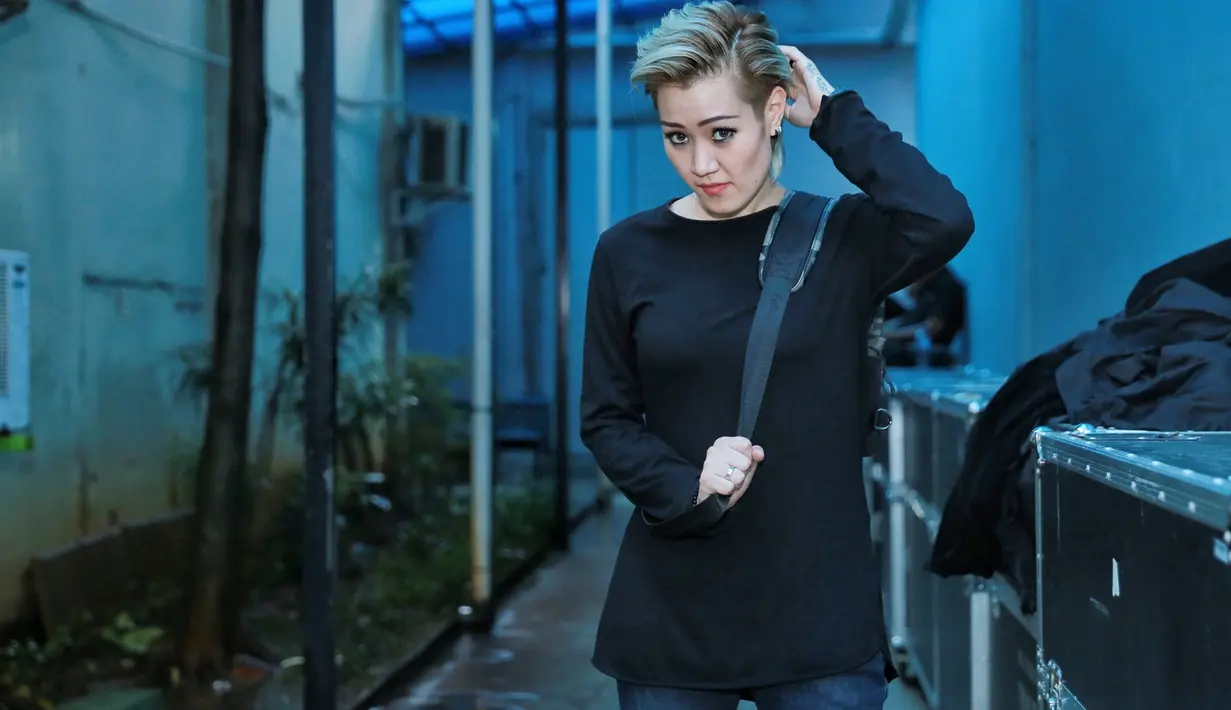 Vanesha melaporkan teman duetnya dalam grup EMMA tersebut terkait penyataan bohong Sheila Marcia yang menceritakan kronologi kecelakaan yang terjadi pada 2017 silam. Laporan tersebut dengan nomor LP/426/I/2018/PMJ/Dit.Rekrimsus. (Adrian Putra/Bintang.com)