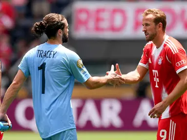 Kiper Auckland City, Conor Tracey, bersalaman dengan pemain Bayern Munchen, Harry Kane, setelah pertandingan Grup C Piala Dunia Antarklub 2025 di TQL Stadium, Minggu (15/06/2025). (AFP/(Photo by Dylan Buell)