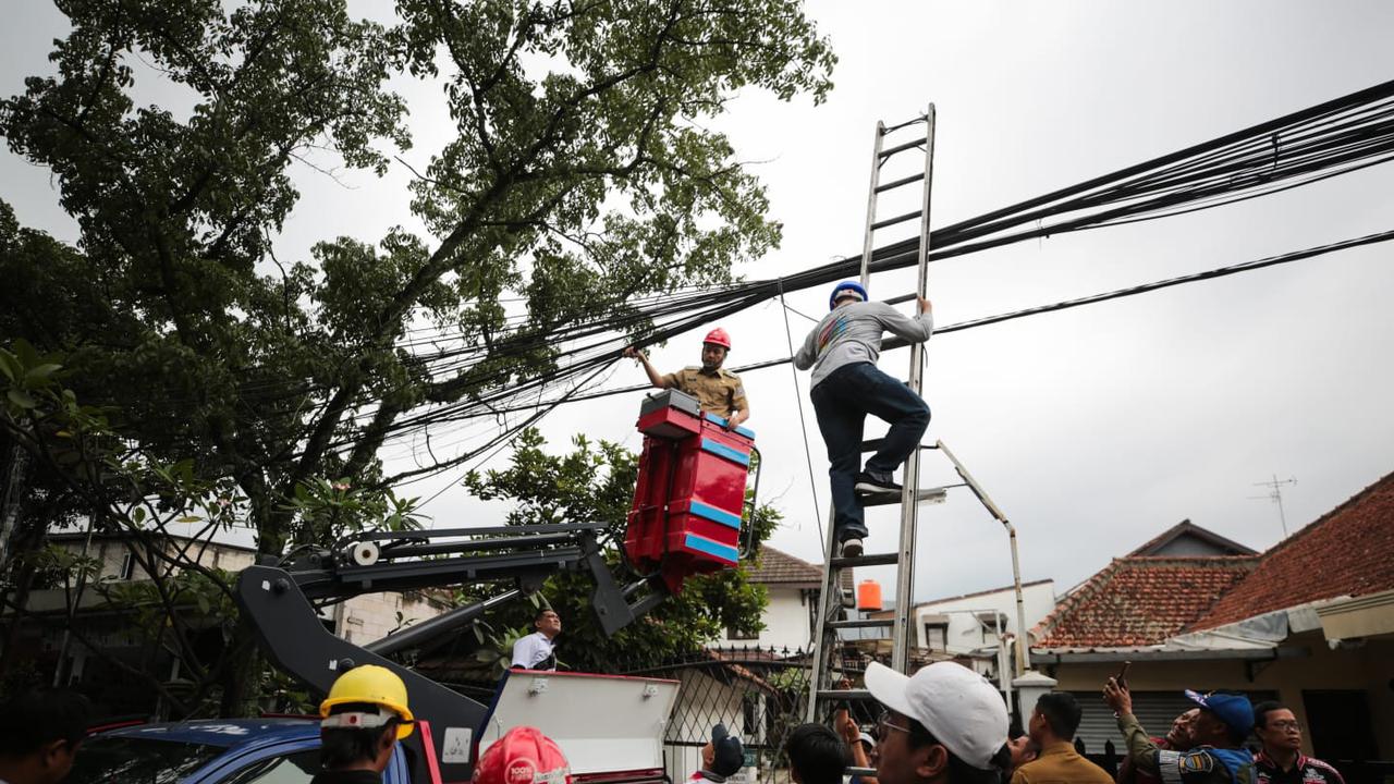 wakil wali kota bandung erwin tinjau perapihan kabel
