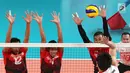 Tiga pebola voli putra Indonesia berusaha menahan smash pebola voli Korea Selatan pada pertandingan babak perempat final bola voli putra Asian Games 2018 di Volley Indoor Jakarta, Selasa (28/8). (Liputan6.com/Fery Pradolo)