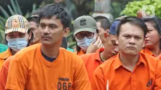 Sejumlah tersangka dihadirkan dalam rilis pemusnahan narkoba di Mapolda Metro Jaya, Rabu (19/2/2020). Barang bukti tersebut merupakan hasil temuan dijajaran Polres selama bulan Januari 2020 seperti sabu, ganja, esktasi, heroin, happy five dan gorilla. (Liputan6.com/Herman Zakharia)