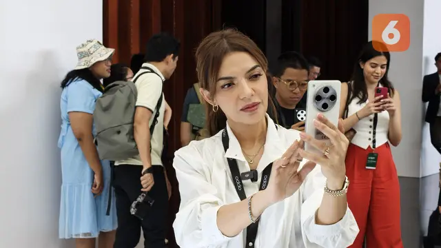 Najwa Shihab menggenggam Oppo Find X8 Pro di acara peluncuran global Oppo Find X8 Series di Bali. Liputan6.com/Yuslianson