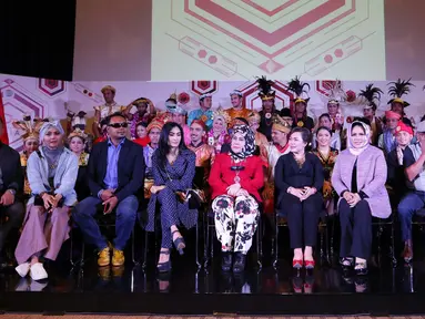 Sejumlah peserta Dangdut Academy Asia ke 3 dan dewan Juri saat konferensi pers di SCTV Tower, Jakarta, Kamis (19/10). Kompetisi nyanyi dangdut terbesar tingkat Asia ini akan tayang di Indosiar 23 Oktober 2017 mendatang. (Liputan6.com/Helmi Afandi)