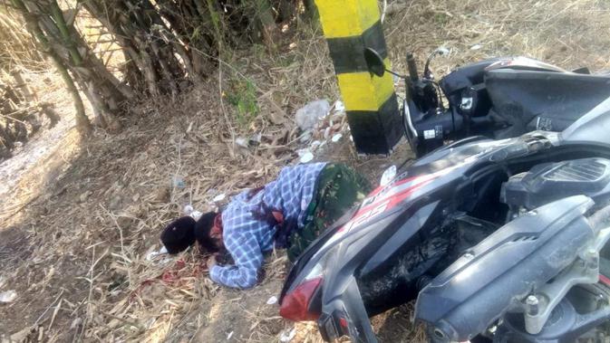 Korban Rahmat tergeletaj tak jauh dari sepeda motornya.