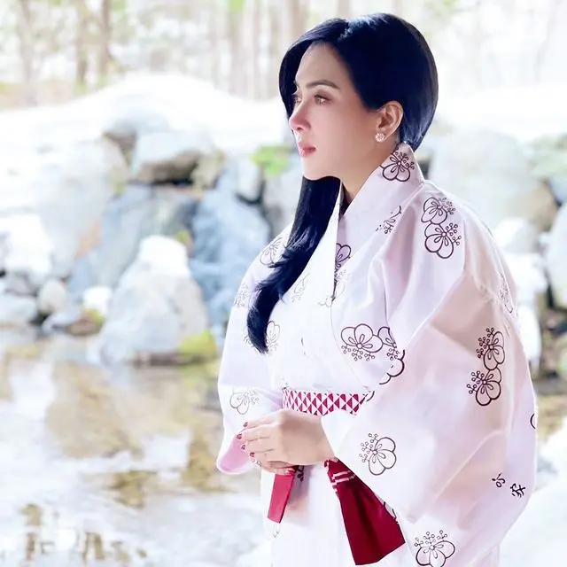 7 Potret Syahrini dan Reino Barack Tampil Dalam Busana Jepang Rayakan Anniversary