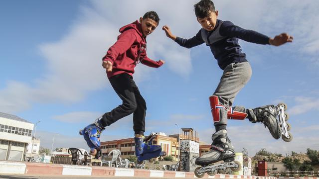 FOTO: Street Style ala Pemuda Palestina saat Bermain Inline Skate