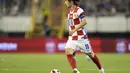 <p>Gelandang Kroasia, Luka Modric mengontrol bola saat bertanding melawan Prancis selama pertandingan UEFA Nations League pertandingan UEFA Nations League di stadion Poljud, di Split, Kroasia, Selasa (7/6/2022). Prancis bermain imbang dengan Kroasia 1-1. (AP Photo/Darko Bandic)</p>