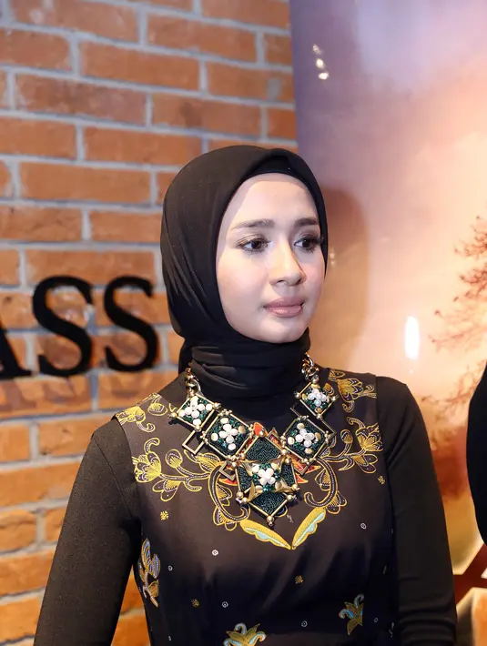 Dalam film terbarunya 'Aisyah: Biarkan Kami Bersaudara', Aktris Paling Ngetop SCTV Awards 2010 itu menjadi guru yang ditugaskan didaerah terpencil. (Nurwahyunan/Bintang.com)
