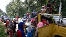 Warga bersiap menaiki truk yang akan membawa mereka ke tempat yang lebih aman, Filipina, Senin (29/5). Kota Marawi sedang terjadi baku tembak antara pasukan pemerintah dengan kelompok Maute. (AP Photo / Bullit Marquez)