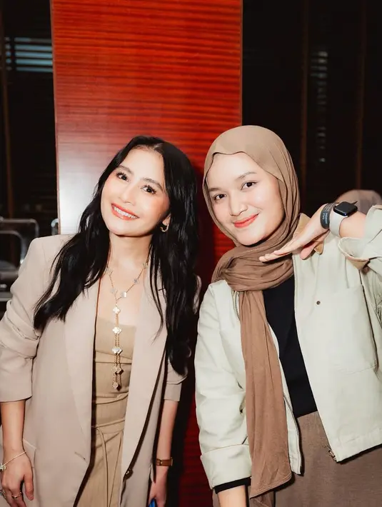 Sementara itu, rambut panjangnya digerai dengan styling beach wave yang bikin terlihat stunning [@diveniallysa]