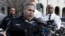Kepala Kepolisian Capitol Matthew R. Verderosa memberi keterangan pasca insiden penembakan di Gedung Capitol, Washington DC, Amerika Serikat, Senin (28/3). Media lokal mengidentifikasi tersangka sebagai Larry Dawson dari Tennessee. (REUTERS/Yuri Gripas)
