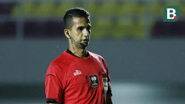 FOTO: Melihat Aksi Thoriq Alkatiri, Wasit Tegas yang Tak Ragu Kartu Merah Pelatih PSIS Semarang