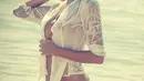 Aktris serial TV, Paola Paulin berpose dengan busana putih dalam sesi pemotretan di sebuah pantai. Paola Paulin mengawali kariernya di dunia hiburan sebagai model baju renang. Pada 2015, ia pun mulai menjajal akting. (Instagram/@paola_paulin)