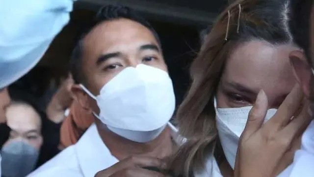 Divonis 1 Tahun Penjara, Ini 6 Potret Nia Ramadhani dan Ardi Bakrie Saling Menguatkan
