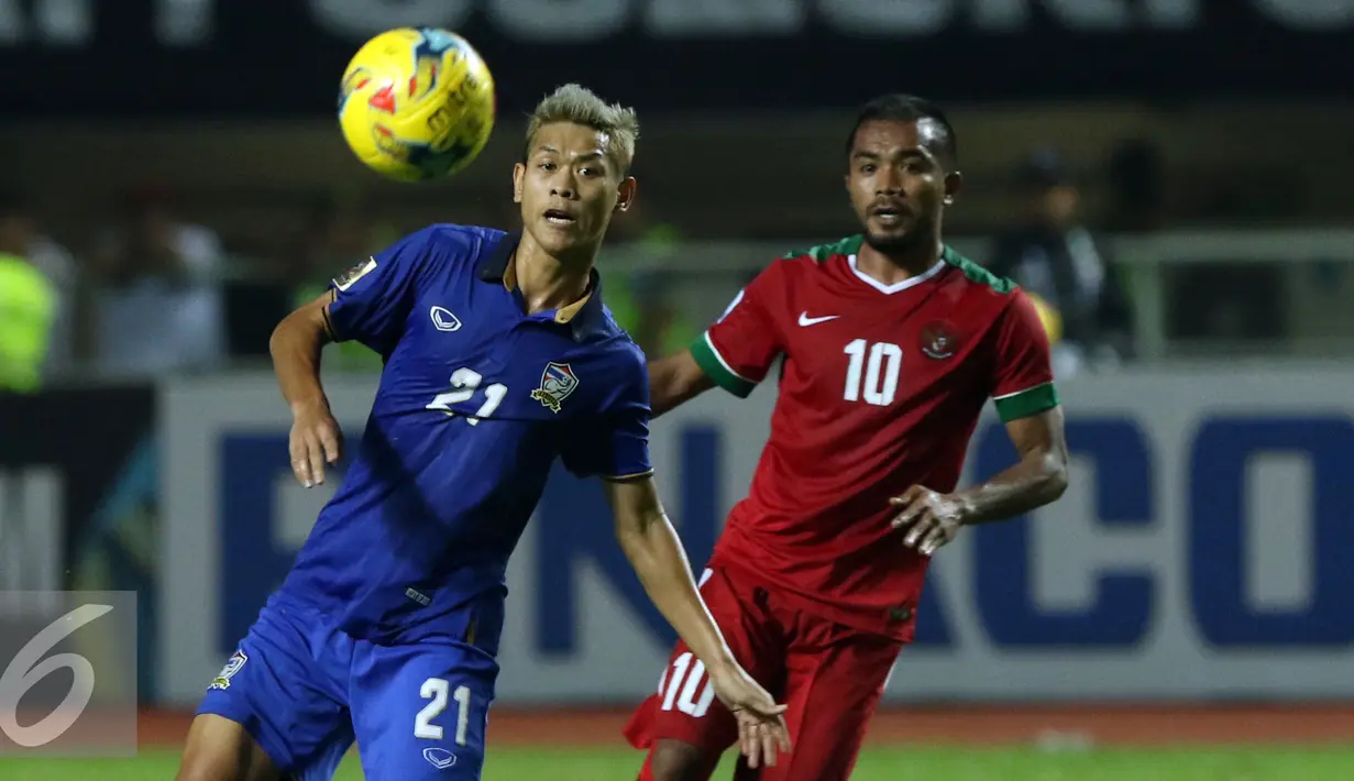 Gelandang Timnas Indonesia, Zulham Zamrun (kanan) berebut bola dengan pemain Thailand, Pokklaw A-Nan saat final pertama Piala AFF 2016 di Stadion Pakansari, Bogor, Rabu (14/12). Indonesia unggul 2-1 atas Thailand. (Liputan6.com/Helmi Fithriansyah)