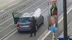 Seorang pria melepaskan tembakan di jalanan Halle an der Saale, Halle, Jerman, Rabu (9/10/2019). Dua orang tewas dalam insiden penembakan yang terjadi di depan sebuah sinagoge tersebut. (Andreas Splett/ATV-Studio Halle/AFP)