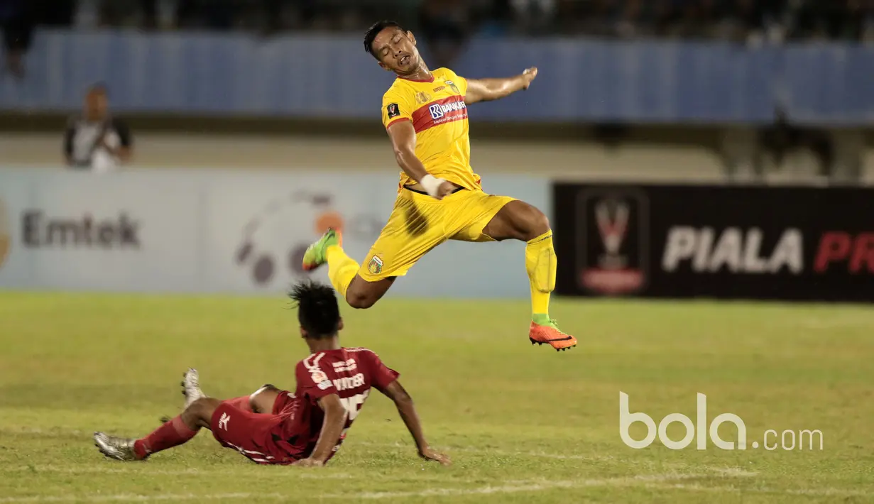 Pemain Bhayangkara FC, Jajang Mulyana (atas) berebut bola dengan para pemain Semen Padang  pada babak delapan besar Piala Presiden 2017 di Stadion Manahan, Solo. Jumat (26/2/2017). (Bola.com/Nicklas Hanoatubun)